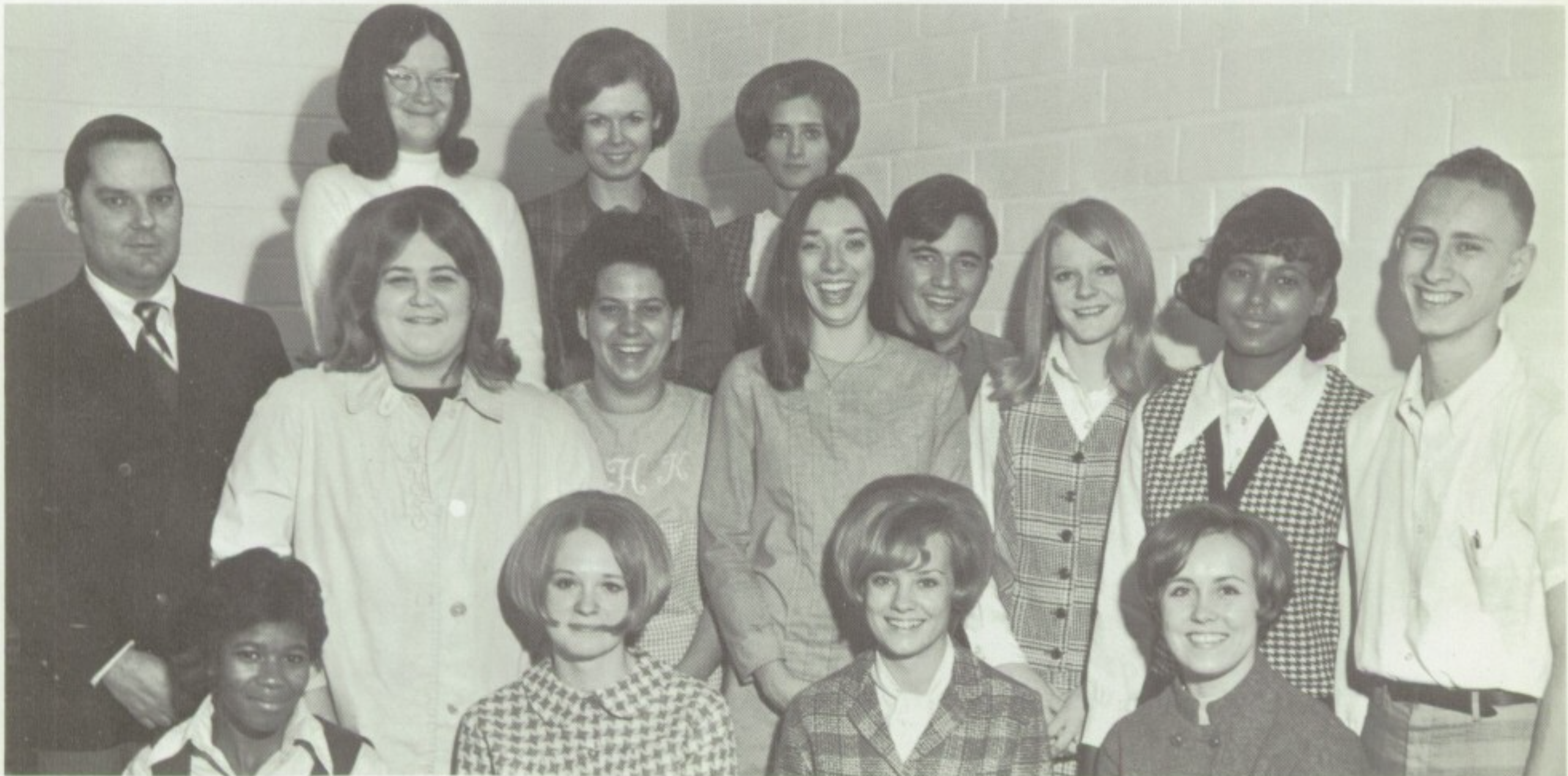 A yearbook photo of Linda Glanton Early among her high school classmates